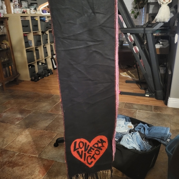 Victoria's secret scarf - Picture 1 of 5